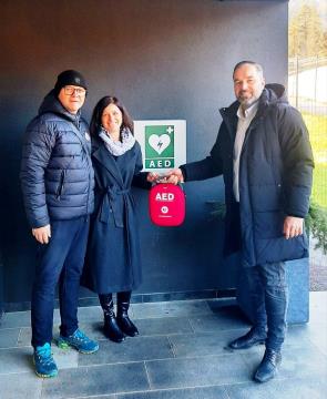 Vrtec Ravne bogatejši za nov javno dostopni AED - Peter Kordež, Mateja Hovnik, Peter Stočko